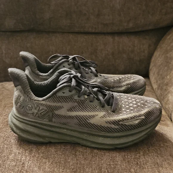 Hoka One One Clifton 9 Black and Gray Athletic Shoes 🖤🩶 - Picture 2 of 9